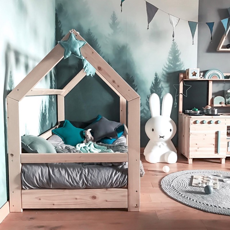 Drewniane łóżeczko domek dla dziecka stoi w pokoju