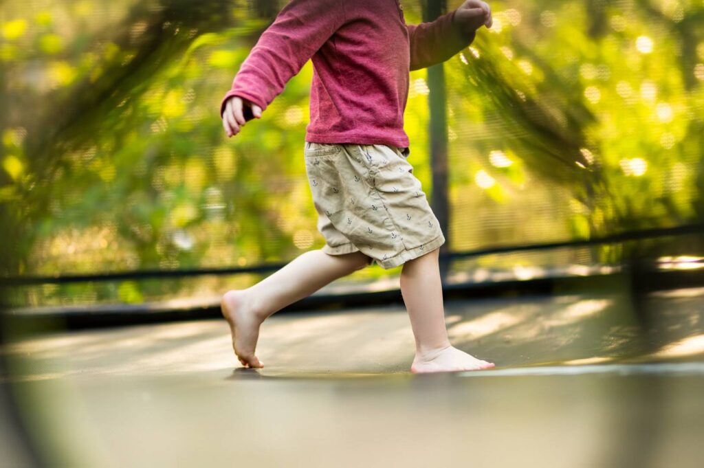 Trampolina dla dzieci – świetna rozrywka i nauka koordynacji ruchowej